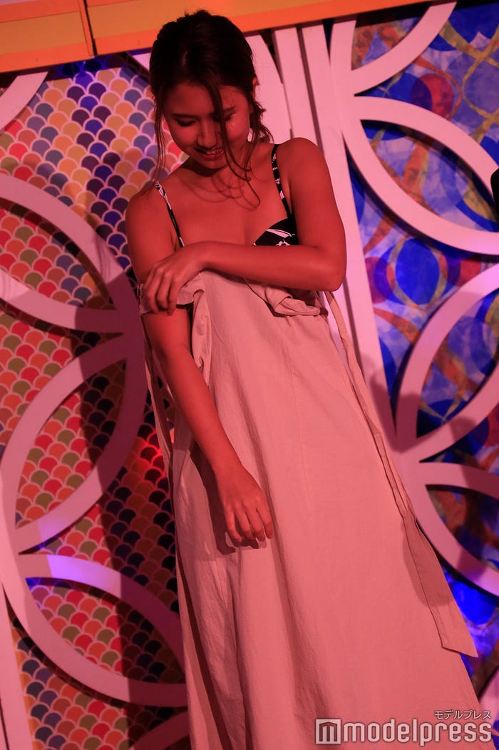 生着脱ぎを披露した菅原樹里亜(C)モデルプレス