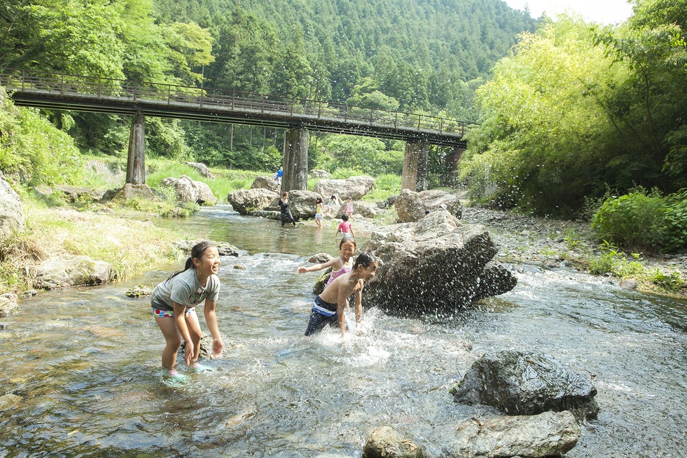 徒歩2分の高麗川で川遊び／画像提供：一般財団法人休暇村協会