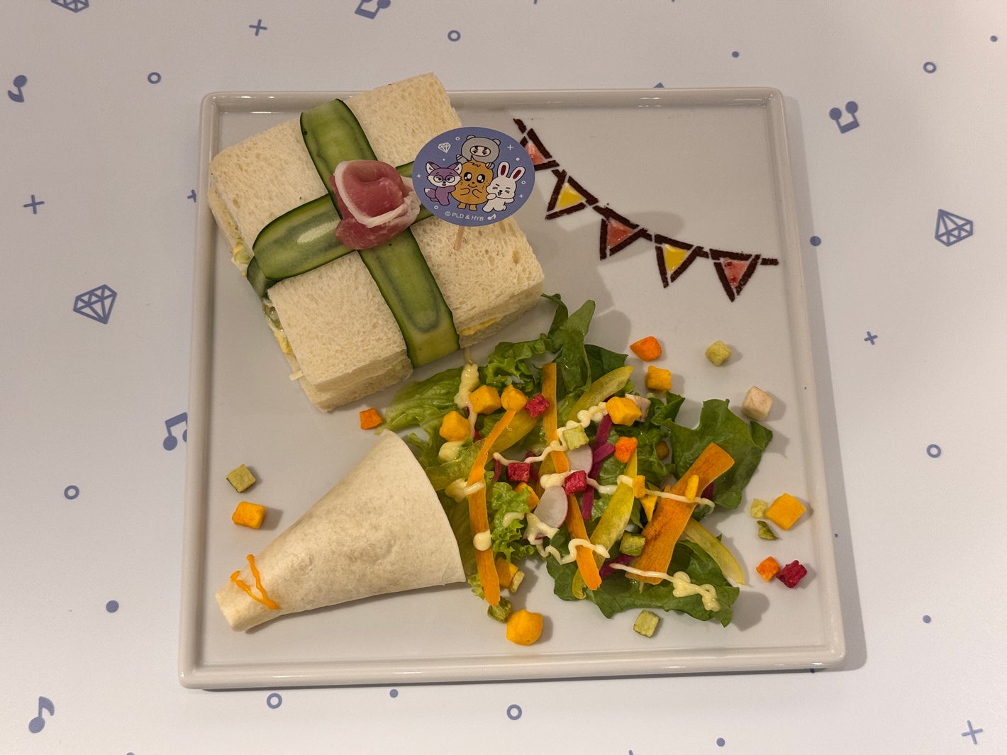 「Happy Box Plate」／「MINITEEN CAFE」（P）＆（C）PLEDIS Entertainment