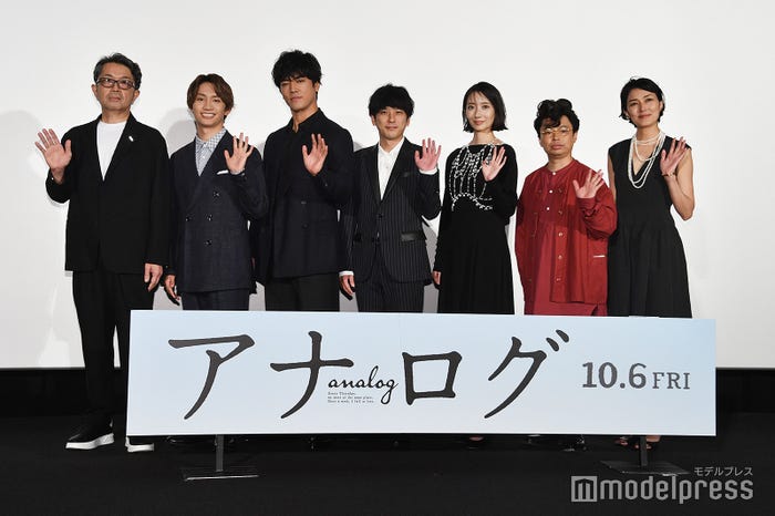 (左から)タカハタ秀太監督、藤原丈一郎、桐谷健太、二宮和也、波瑠、浜野謙太、板谷由夏(C)モデルプレス