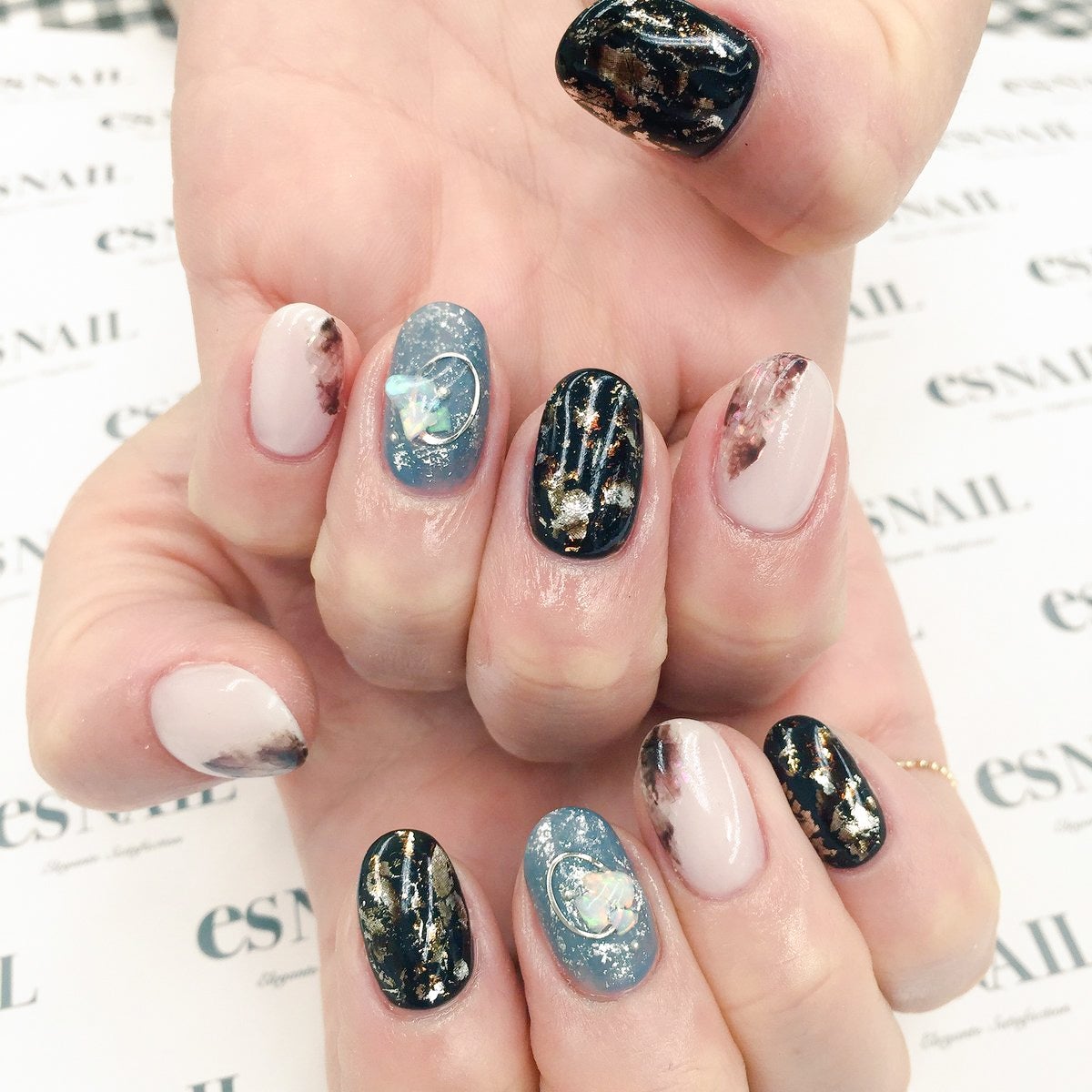 ダークグリーンならオシャ見え確定！（画像提供：esNAIL）