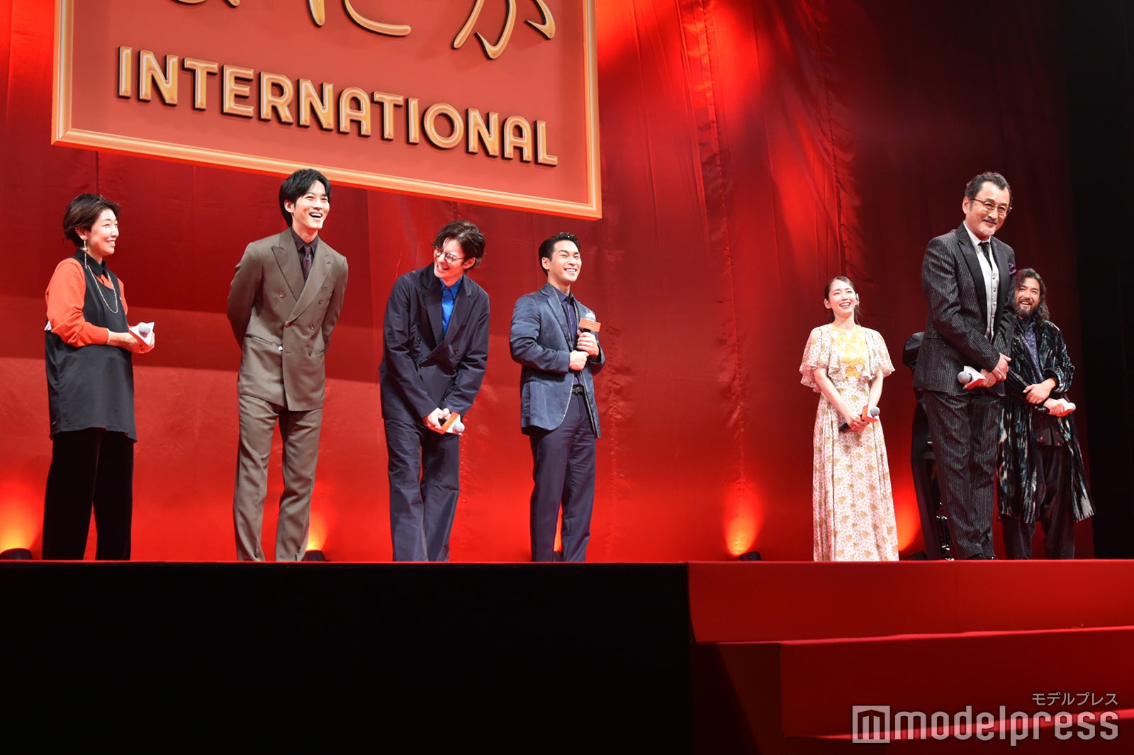 吉田鋼太郎の発声を見守るキャスト陣（C）モデルプレス