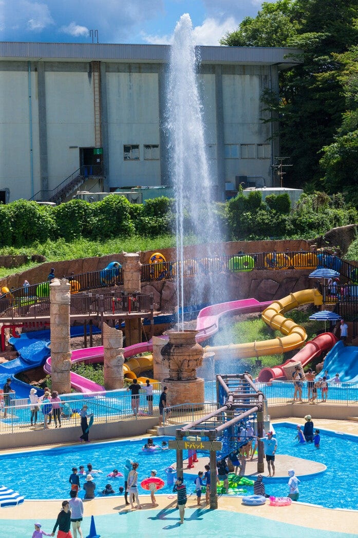 「ドバット」の中央部分にある巨大噴水「フキダース」は約10分間隔で高さ20mの噴水が噴き出します