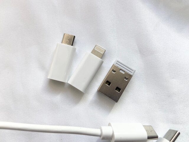 USB-A、ライトニング、Micro-Bコネクタと、両端Type-Cケーブルがセット