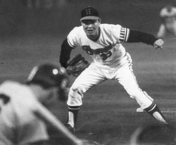 200勝以上して負け数の方が多い唯一の投手は？【プロ野球記録企画】