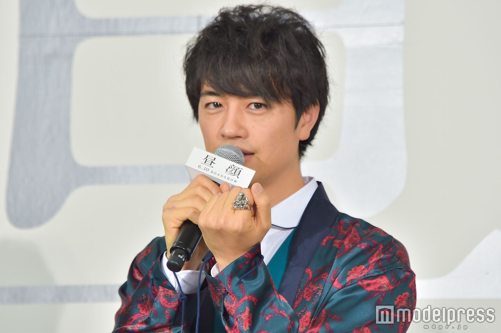 指輪を見せる斎藤工（C）モデルプレス