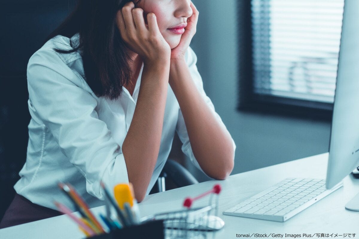 仕事　女性　考え事