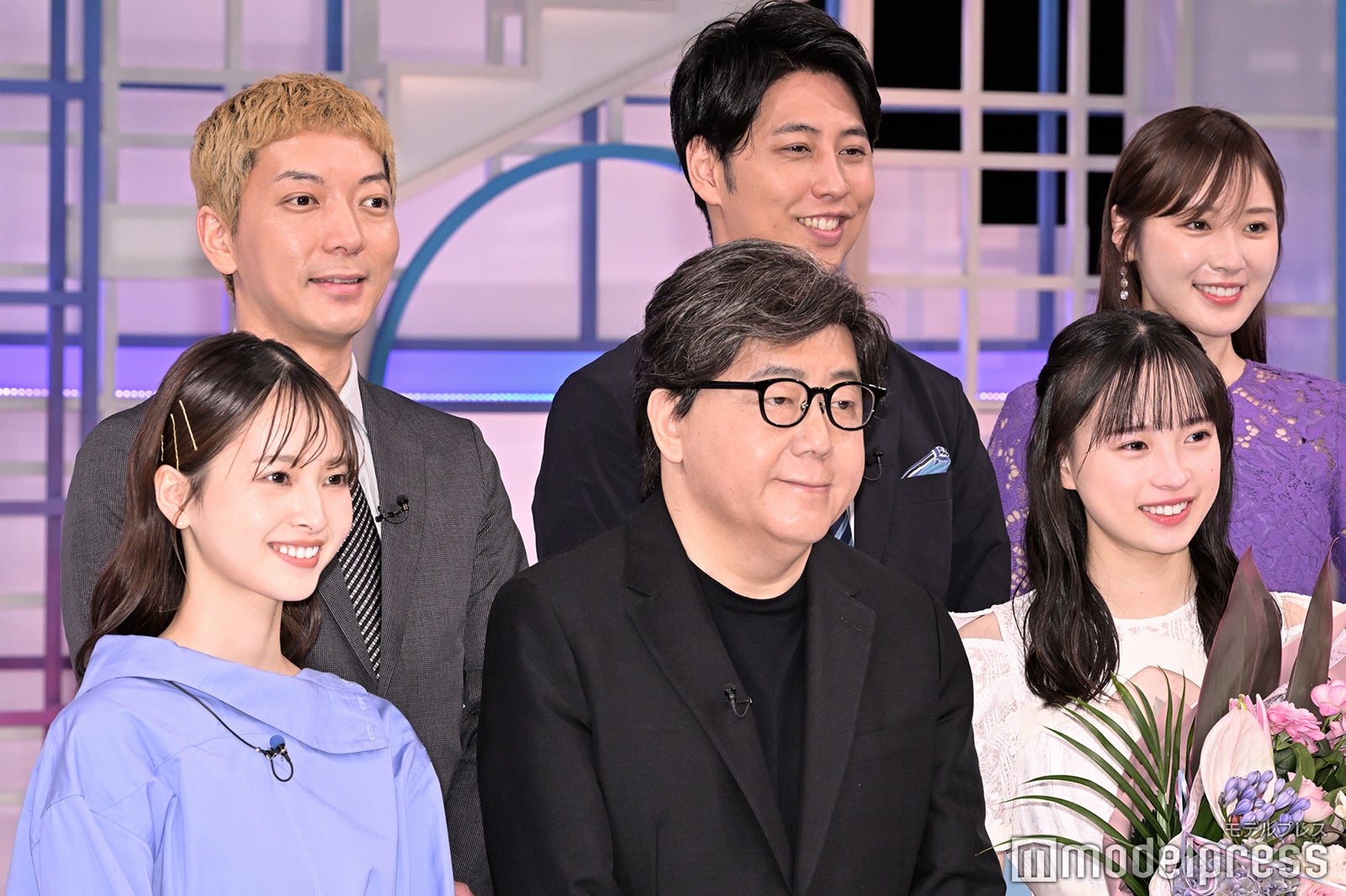 （上段左から）嶋佐和也、屋敷裕政、高山一実（下段左から）飯沼愛、秋元康氏、大和奈央（C）モデルプレス