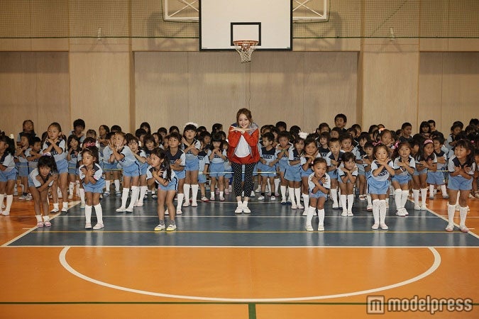 画像2 4 佐々木希 キュートなジャージ姿で園児ら700人と パペピプ ダンス モデルプレス