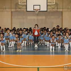 700人の幼児園児らと共にダンスを披露した佐々木希