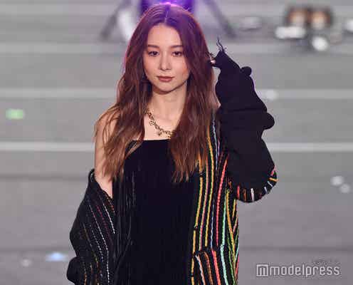 Niki、キャミワンピから美肩のぞくSEXYスタイル 秋冬の“フェスファッション”提案<TGC フェス 山梨 2022>
