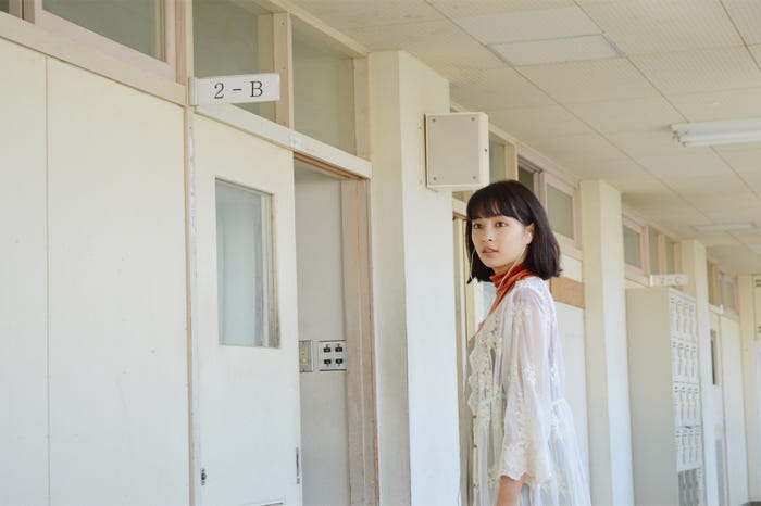 広瀬すず(C)河原和音/集英社(C)2017 映画「先生!」製作委員会