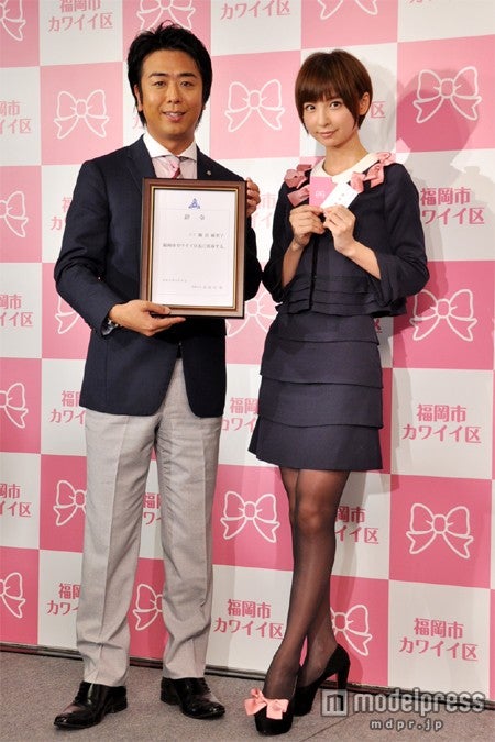 （左から）高島宗一郎福岡市長、篠田麻里子