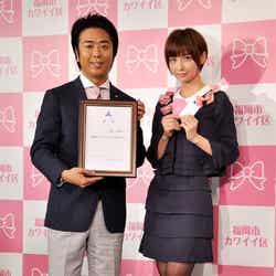 (左から)高島宗一郎福岡市長、篠田麻里子