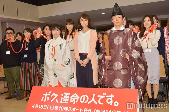 木村文乃(中央)/(C)モデルプレス