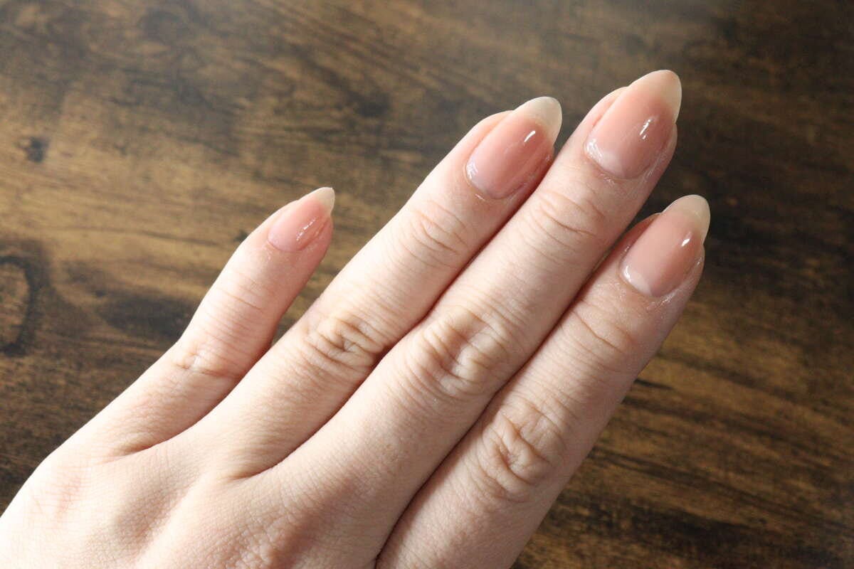 素爪ケアコートを塗布し終えた女性の指全体