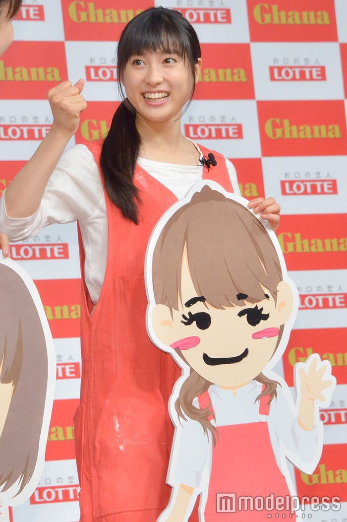 松井愛莉の似顔絵を描いた土屋太鳳 (C)モデルプレス