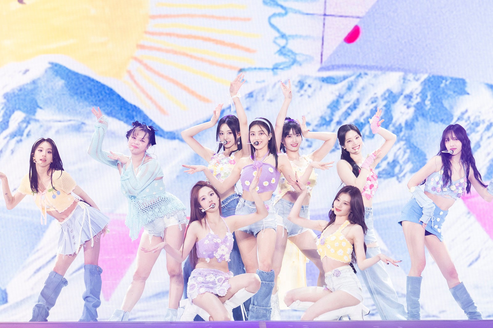 TWICE、5度目のワールドツアー追加公演最終日に“緊急告知” 初の日産 