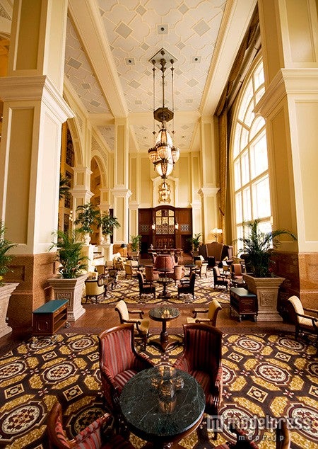 東京ディズニーランドホテル　ロビーラウンジ「ドリーマーズ・ラウンジ」（C）Disney