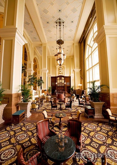 東京ディズニーランドホテル ロビーラウンジ「ドリーマーズ・ラウンジ」(C)Disney