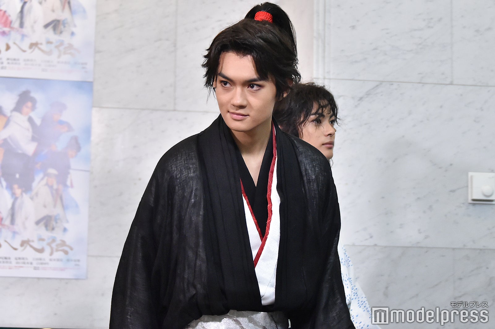 去り際に報道陣に会釈する佐野勇斗 （C）モデルプレス