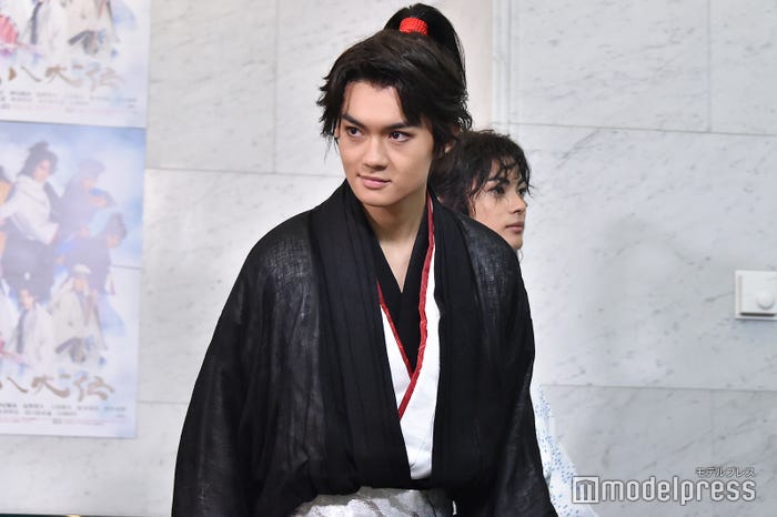 去り際に報道陣に会釈する佐野勇斗 (C)モデルプレス