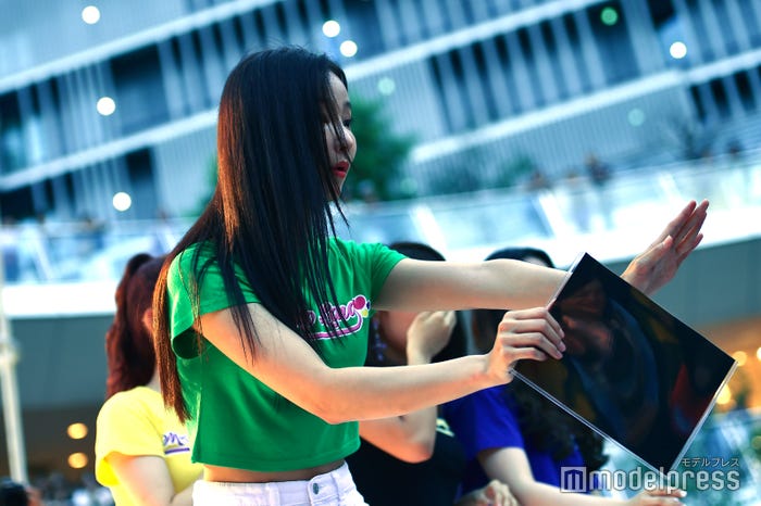 驚くヨンウ(C)モデルプレス