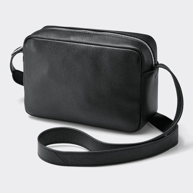 GU　バッグ　レザー　ショルダーバッグ