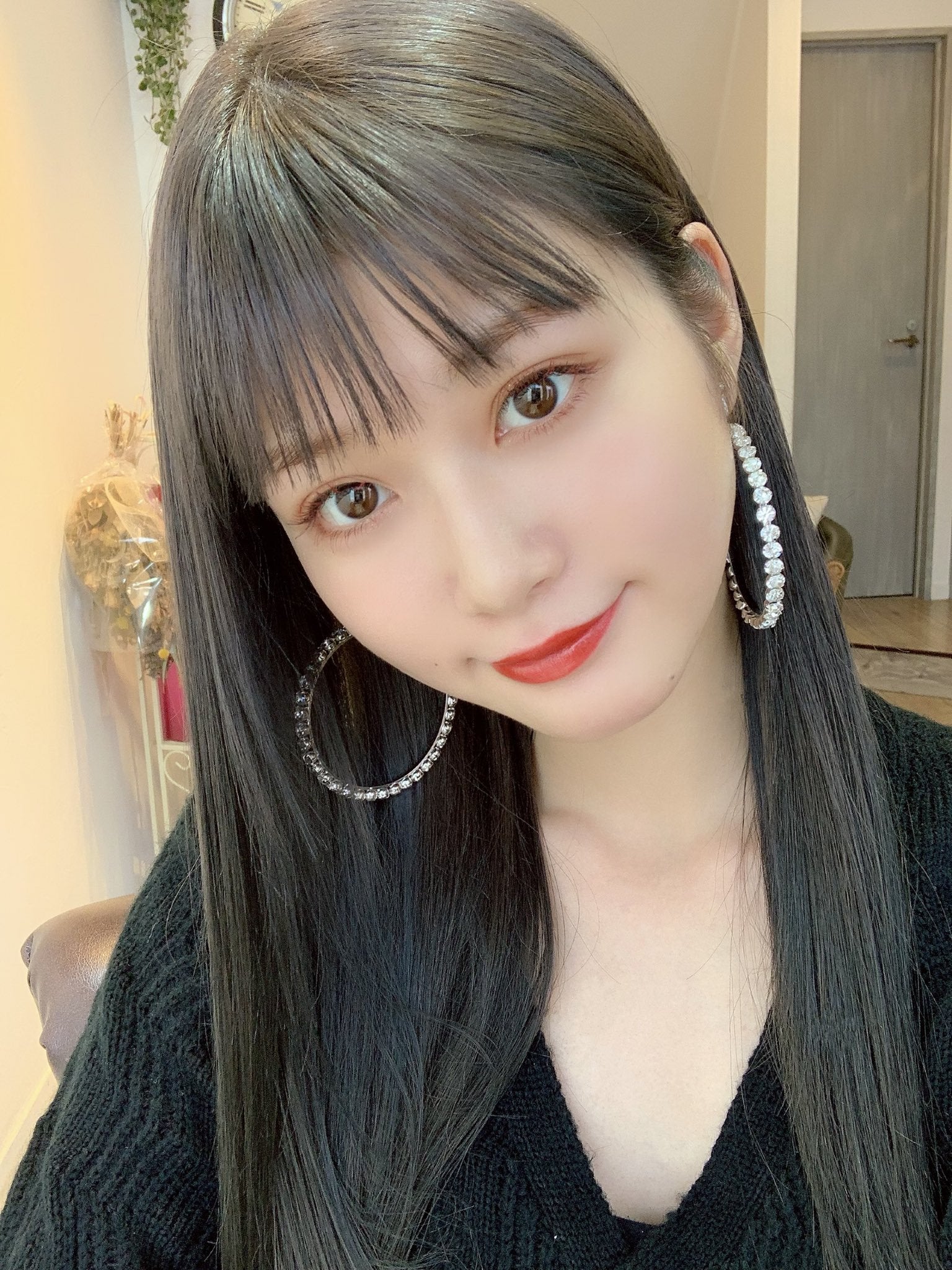 生見愛瑠、暗髪イメチェンに「似合ってる」「大人っぽくなった」と絶賛の声