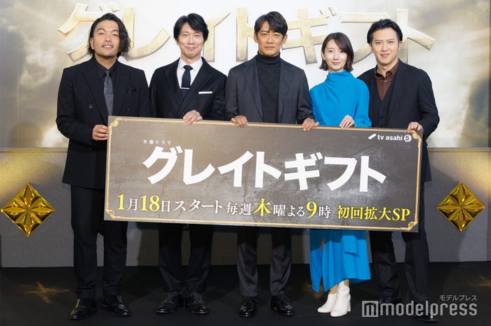 (左から)盛山晋太郎、佐々木蔵之介、反町隆史、波瑠、尾上松也(C)モデルプレス