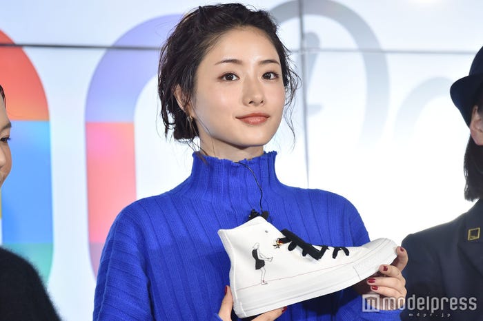 石原さとみオリジナルスニーカー完成! (C)モデルプレス