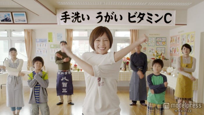 本田翼/ビタミンC補給飲料「C1000」のテレビCM第4弾「宅配便」篇より