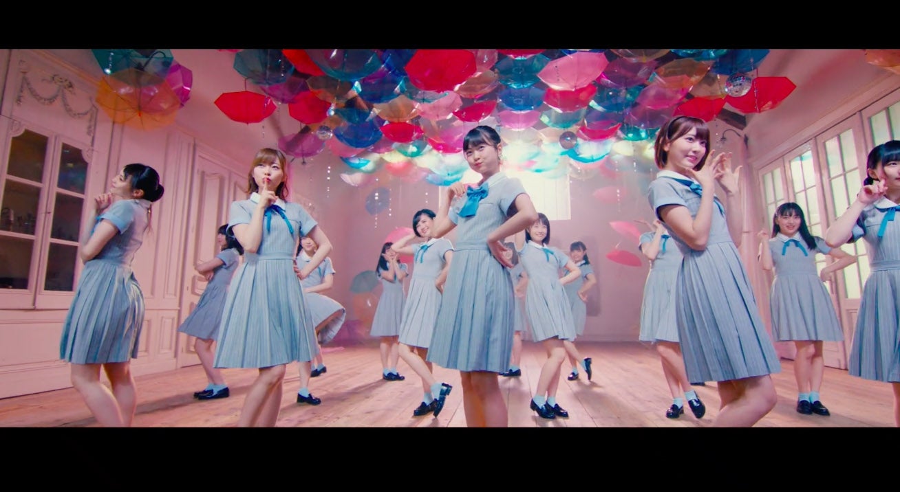 HKT48の10枚目のシングル「キスは待つしかないのでしょうか？」MVより（C）AKS