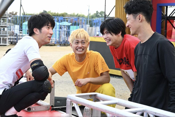 (左から)濱田崇裕、塚田僚一、菅田珠寧、岩本照(C)TBS