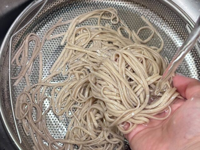 取っ手付浅型パンチングザル（25cm）　麺類湯切り