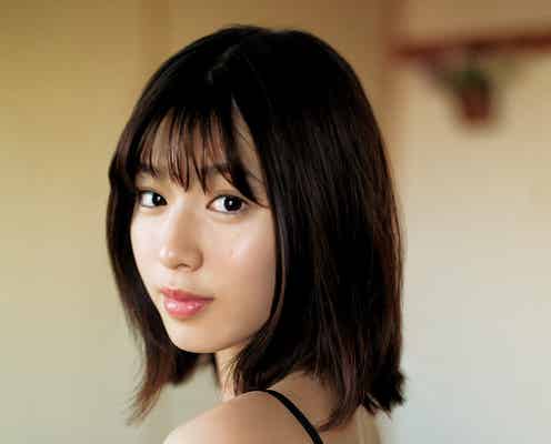 白石聖の透明感に釘付け スラリ美脚も披露