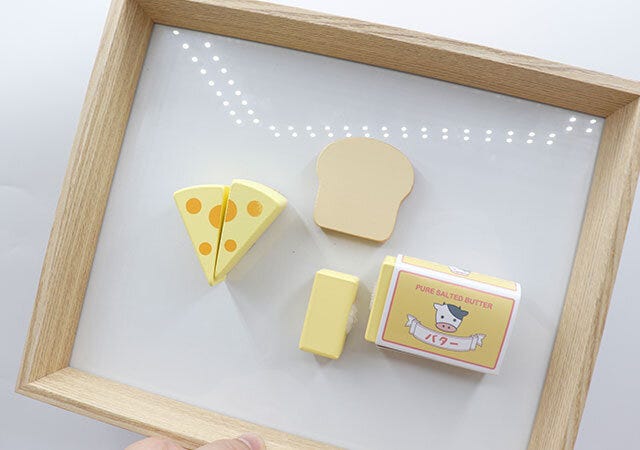セリアの木製の知育おもちゃは額縁に入れてディスプレイしても可愛い