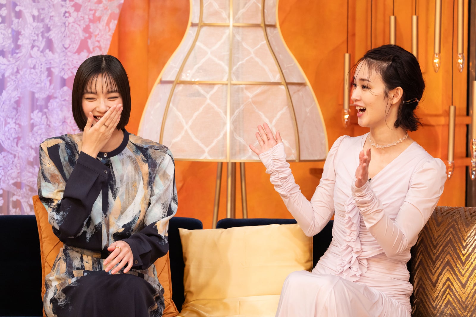 新川優愛、剛力彩芽（C）AbemaTV,Inc.