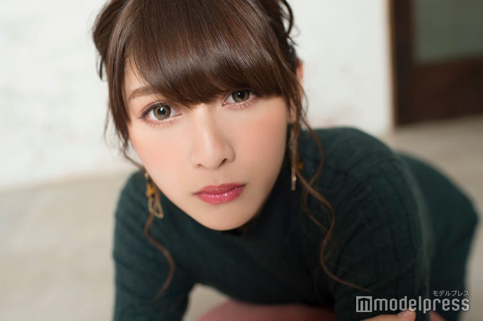 ハーフ顔に“さらに”見せるために目の下にピンクをオン/アンジェラ芽衣 (C)モデルプレス