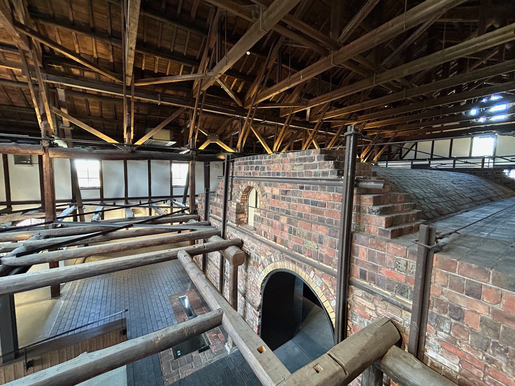 「窯のある広場・資料館」の2階から煉瓦造の窯を見下ろす