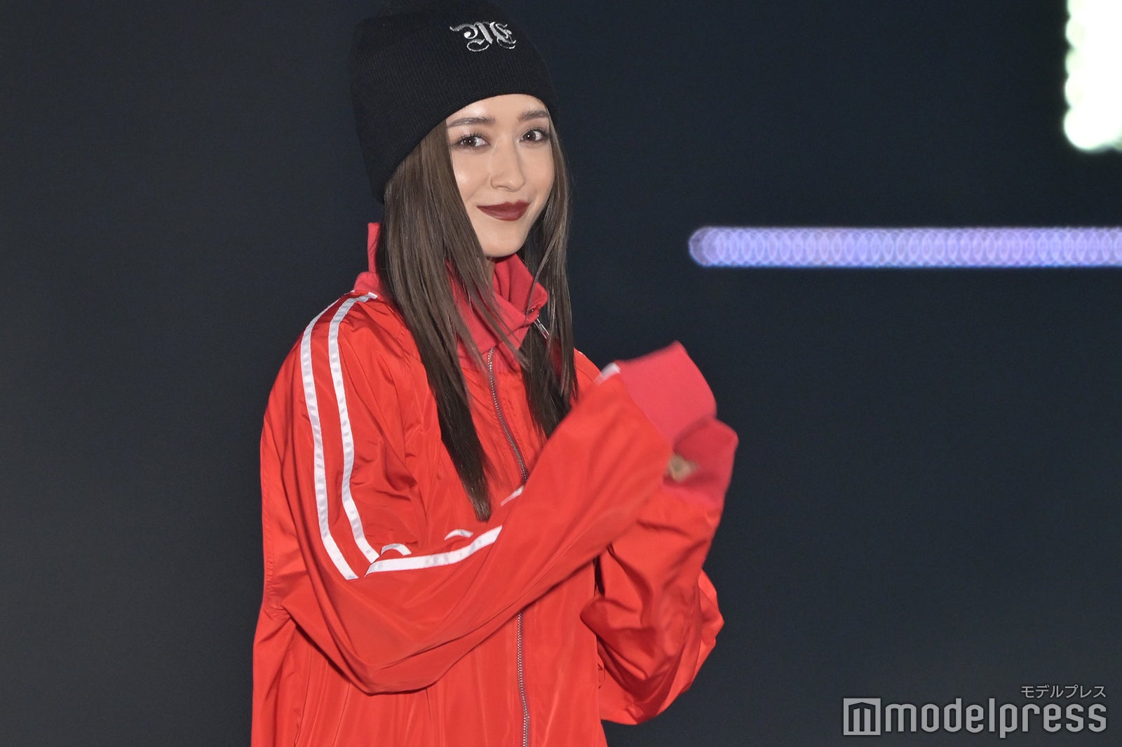 みちょぱ、“赤ジャージ1枚”の斬新コーデが鮮やか＜GirlsAward 2023 A／W＞