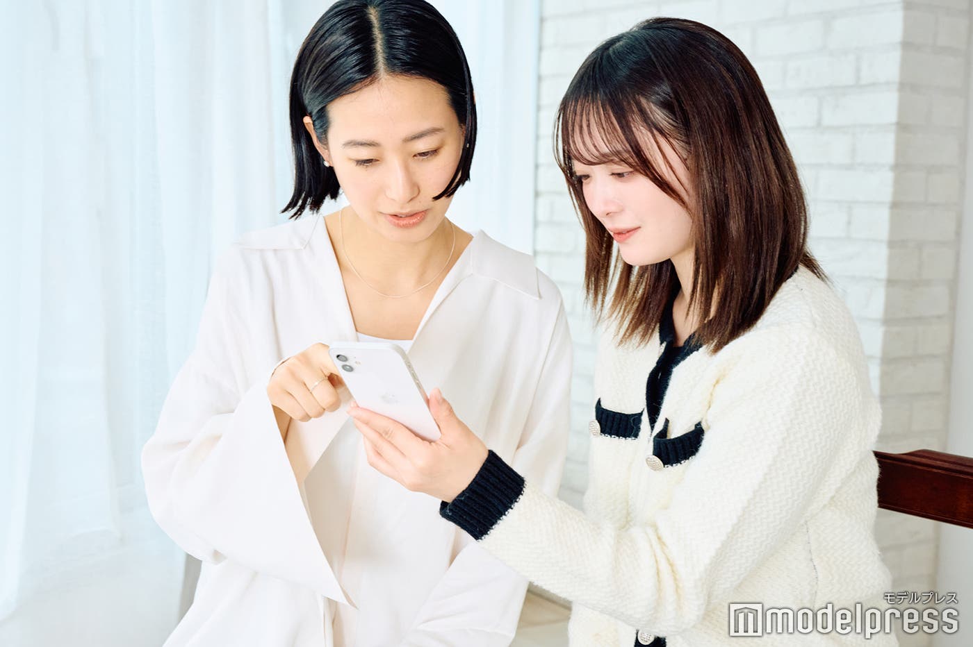 春夏アイテムをチェックする稲葉有理奈さんと優希クロエさん(C)モデルプレス