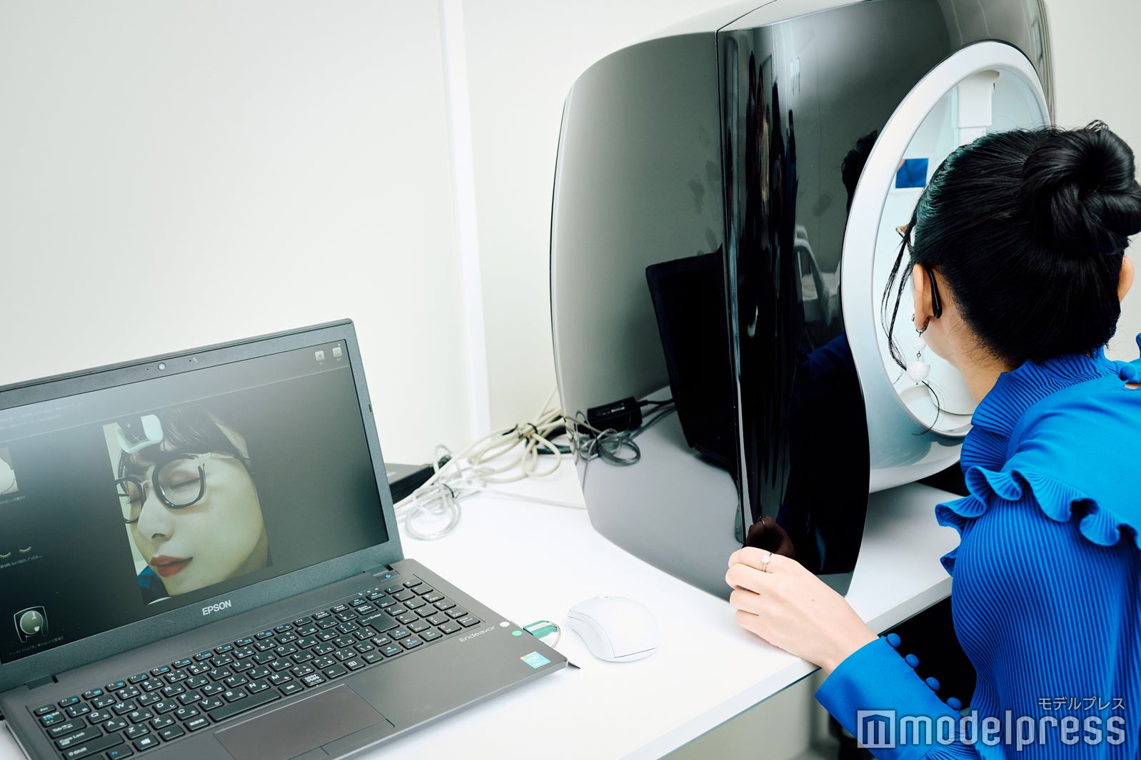 肌測定に挑戦（C）モデルプレス