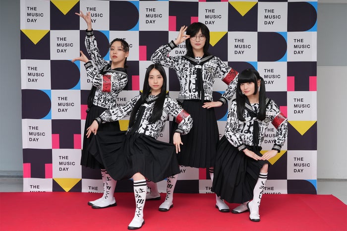 新しい学校のリーダーズ、イモトアヤコからのアドバイス明かす “世界で戦うセーラー服の女”コラボに意気込み【「THE MUSIC DAY 2024」囲み取材】