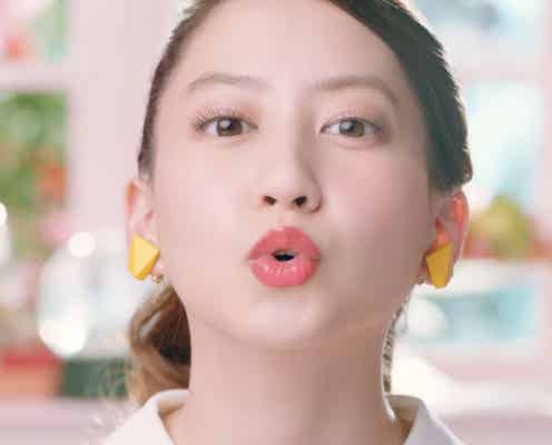 河北麻友子の“ちゅー”顔にドキッ!ほんのり春メイクで魅了