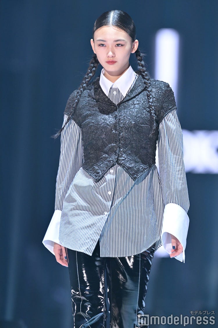 山崎天　モデルプレス 画像3/6) 櫻坂46山崎天、おさげヘアが可愛い 個性光るシックコーデ＜TGC2023A／W＞ - モデルプレス