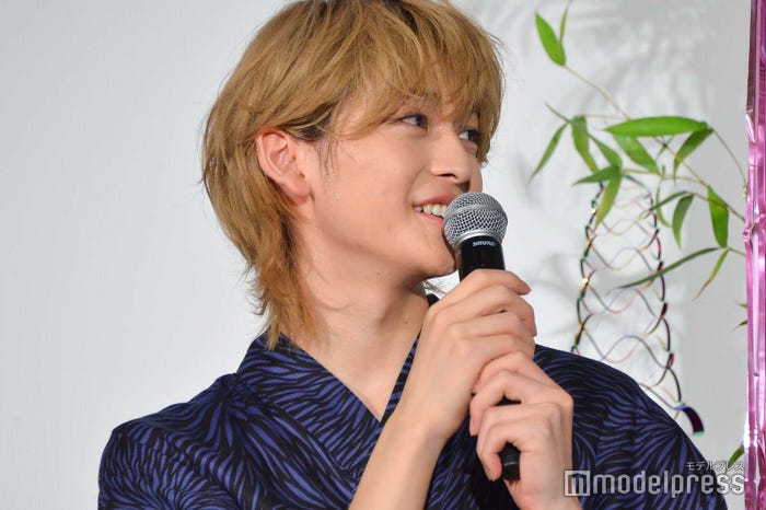 「かっこいい」と言われ照れる高橋文哉(C)モデルプレス