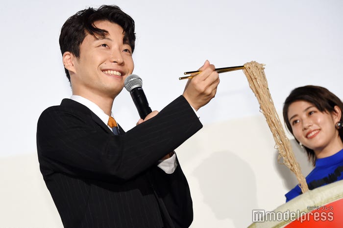 星野源/そばを持ち上げ「CMでよくやるやつ」と一言(C)モデルプレス