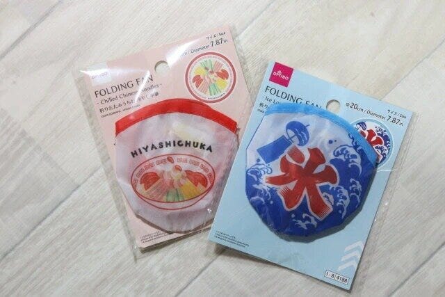 ダイソーの折りたたみうちわの氷ロゴと冷やし中華デザイン