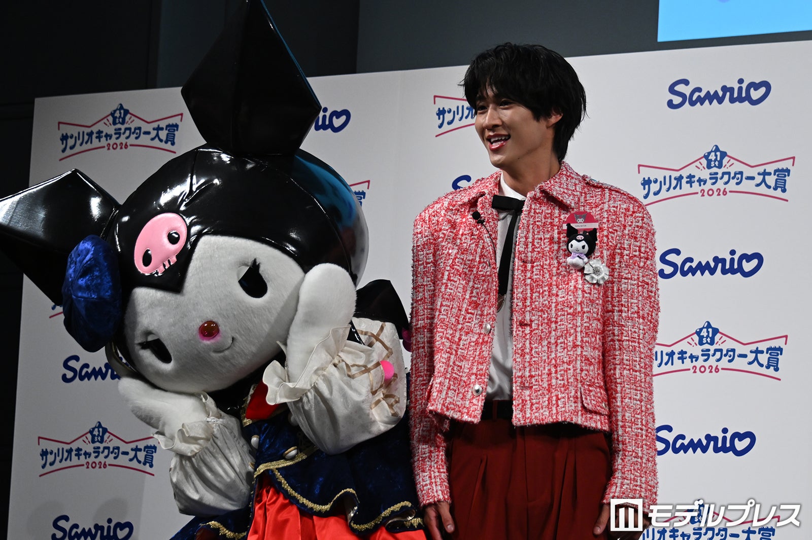 クロミに接近され照れる曽野舜太（C）モデルプレス